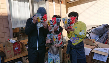 食糧の支援を行っています