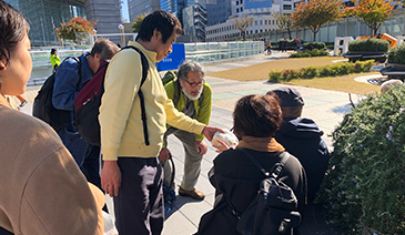 野宿生活者の方を訪問しています